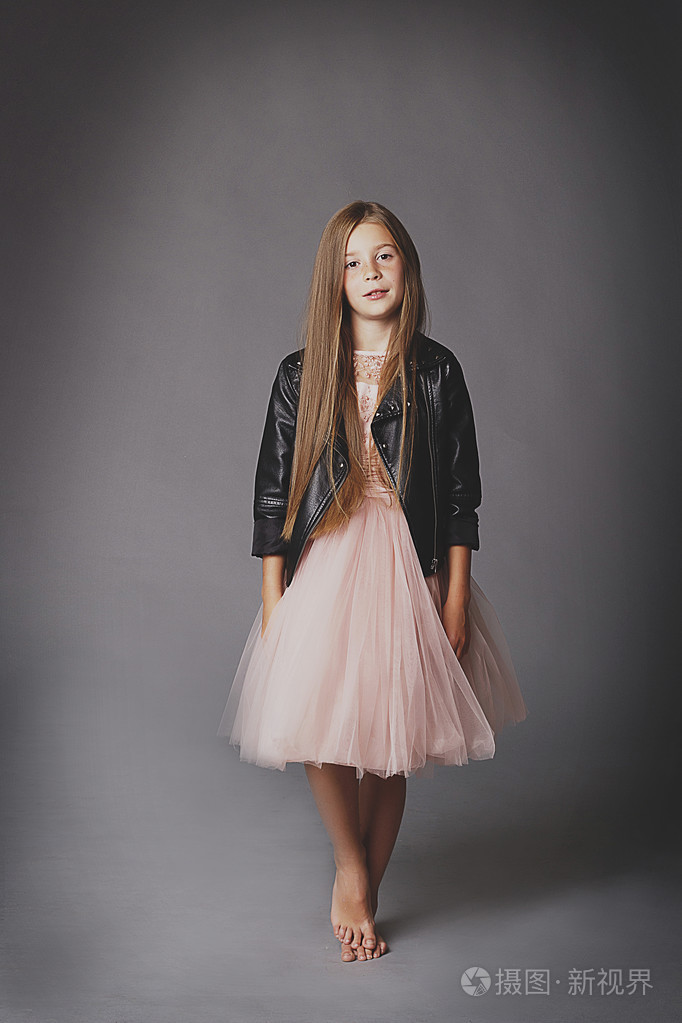 小女孩像一位时装模特摆姿势