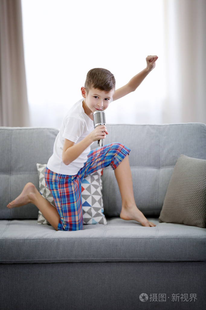 小男孩用麦克风唱歌