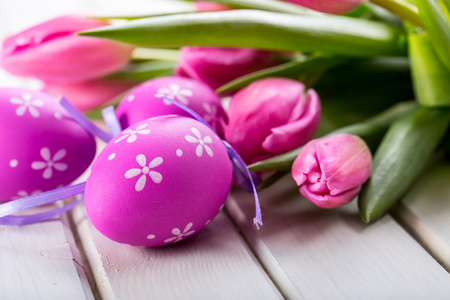 复活节快乐。多彩多姿的春天郁金香和复活节彩蛋。春天和复活节装饰品