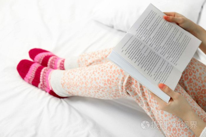 在阅读本书的睡衣的女人