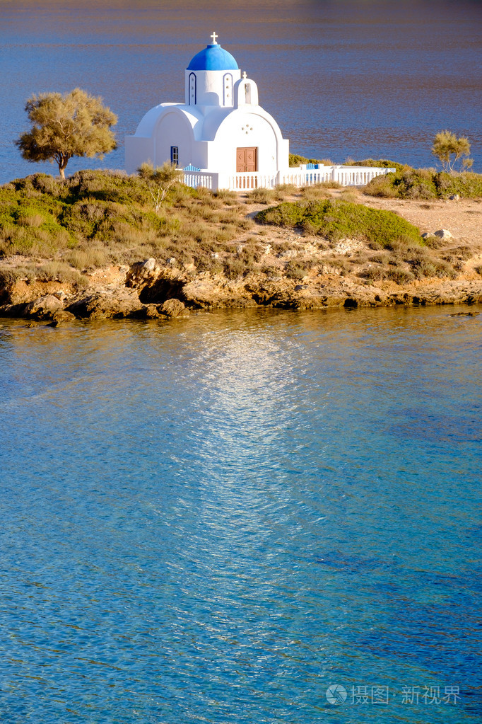 在地中海海滩,当代的白色教堂的花园景观
