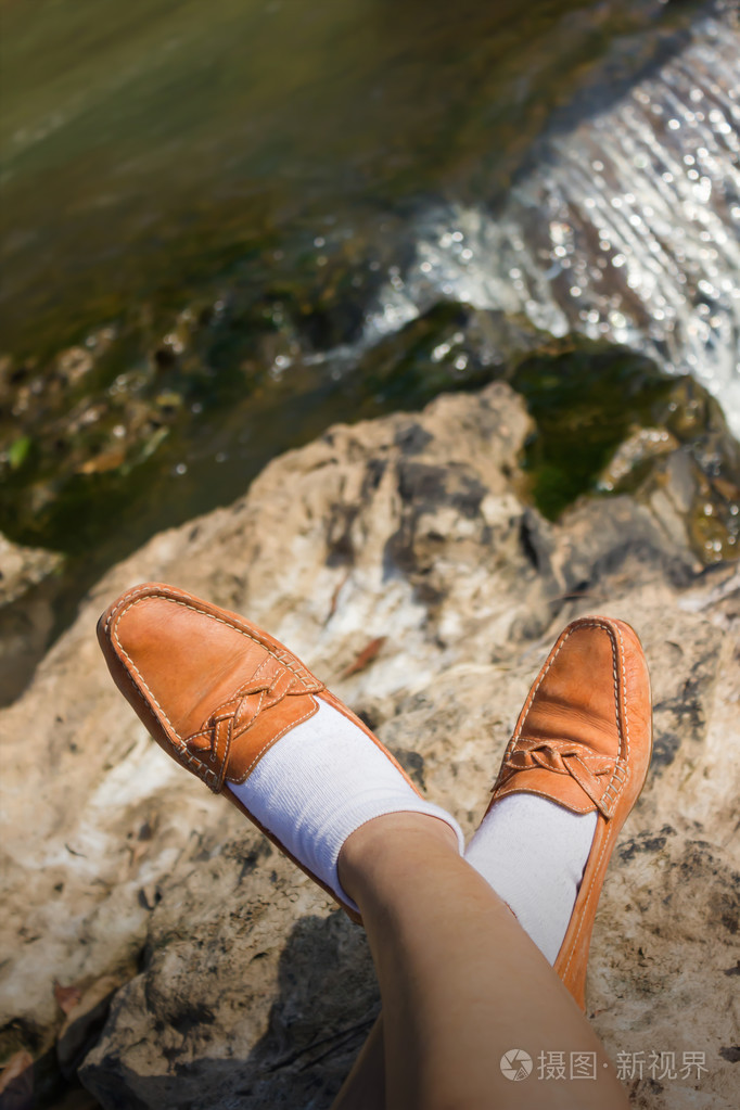 妇女的腿和脚,坐,放松放松盈方的瀑布