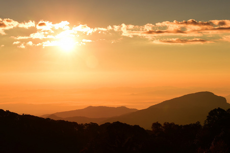 美丽的夕阳在山