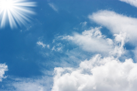 太阳光线太阳的光线穿过雨云天空中有太阳和光线的极地天空,晴空万里