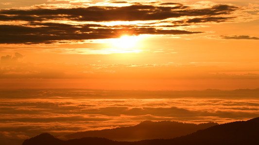 美丽的夕阳在山