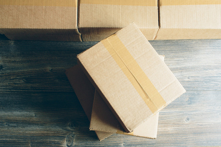 桌子上快递包在桌子上照片