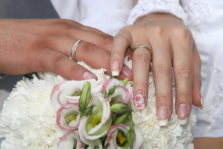手中的新娘和伴娘婚礼花束