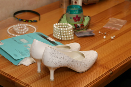 新娘的婚礼鞋在桌子上