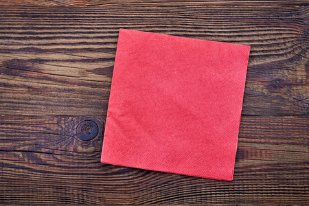 木制的桌子上的红纸餐巾