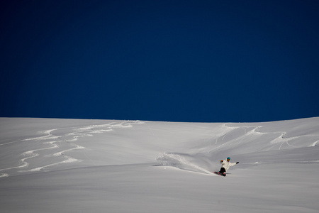 滑雪板在雪地上的人