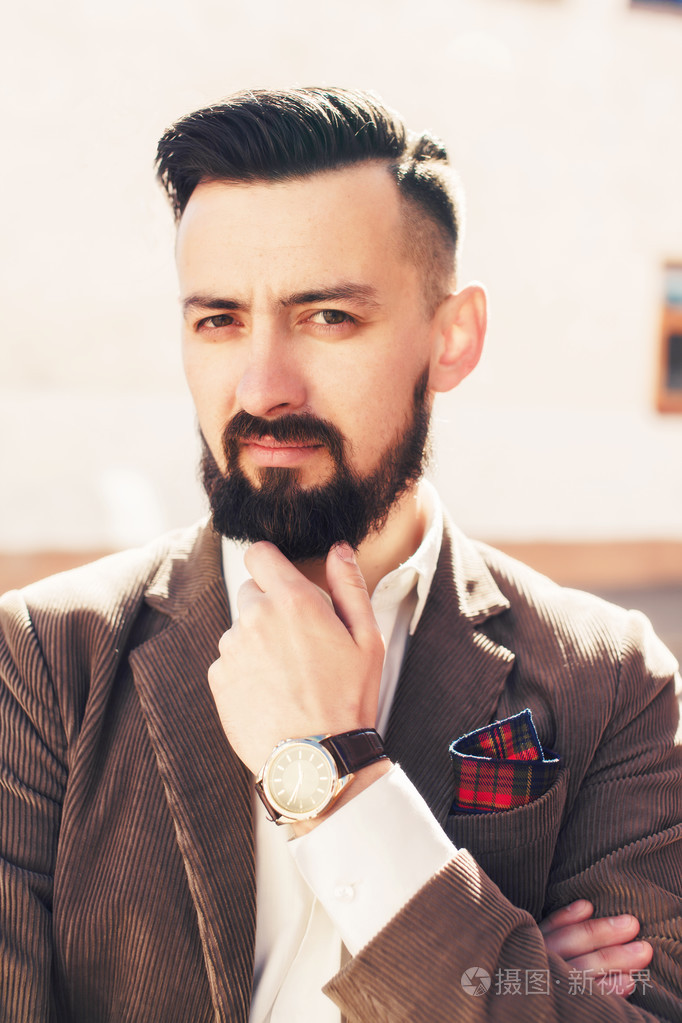 小胡子胡子的男人