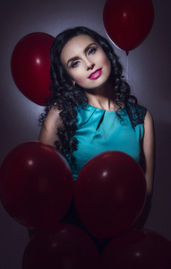 幸福的年轻女人，与红色乳胶气球