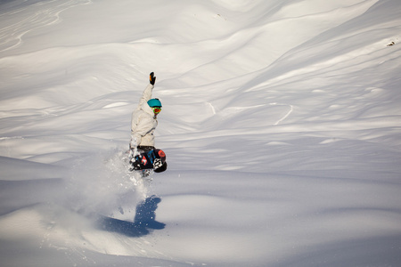 滑雪板在雪地上的人