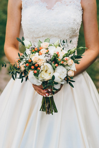 新娘的乡村风格，抱着花束婚礼花束