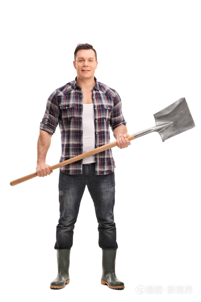 年轻的农业工作者,拿着一把铁锹