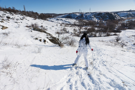 在避暑山庄滑雪的运动型女人