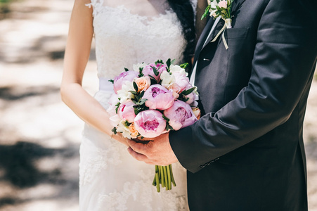 新娘的乡村风格，抱着花束婚礼花束