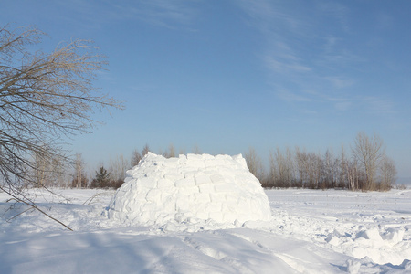 冬天一个冰屋雪林间空地上建设图片