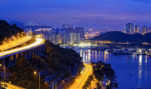 汀九悬索桥的交通夜景图片