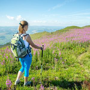 年轻女子在山中徒步旅行