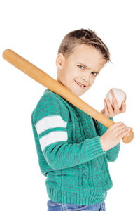 年轻快乐的男孩，与木棒球球棒和球