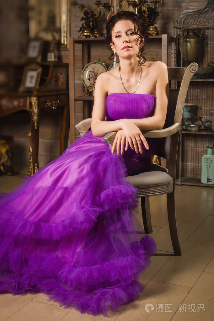 美丽的女人穿着花边的长裙子在老式的亲切感