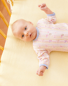 两个月大的女婴躺在婴儿床的肖像