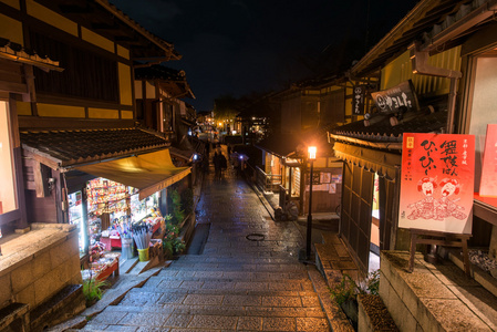 日本京都市东山区的小巷里