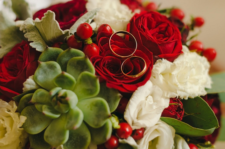 红色新娘花束与圆环