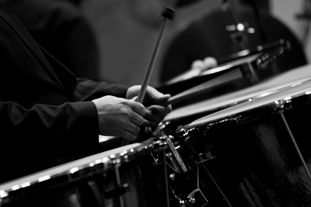 定音鼓手音乐家演奏定音鼓照片