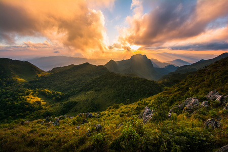 太阳在一条山脉在 Doi 銮清道，高山区