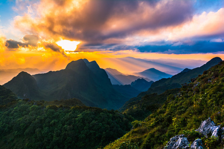 太阳在一条山脉在 Doi 銮清道，高山区