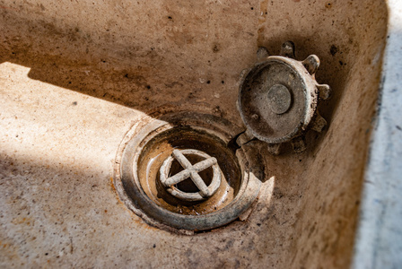 石沉池的排水孔照片