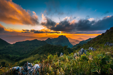 太阳在一条山脉在 Doi 銮清道，高山区