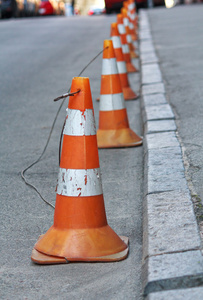 组警告锥的道路上。对象