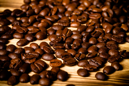咖啡豆为背景的木桌上。选择性的焦点。自