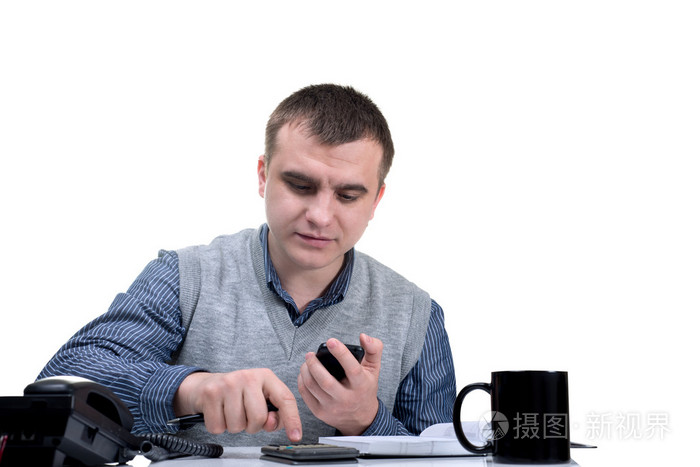 伏案工作的年轻上班族