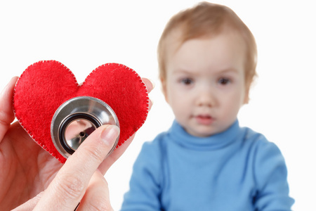 孩子和心脏病，心脏在手，符号听诊器
