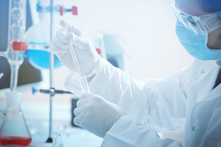 研究在实验室中的化学成分的严重临床医师照片
