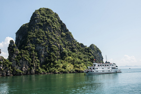 一艘船驶往小岛