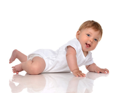 婴儿女婴穿着尿布躺着开心地笑着看着