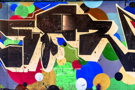 美丽的街道艺术涂鸦. 抽象创意在城市的墙壁上绘制时尚色彩.