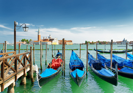 一排的吊船停泊在码头旁边 Riva 德利 Schiavoni