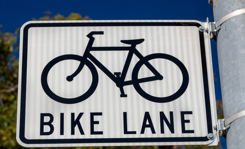 在城市设置停车标志的自行车道