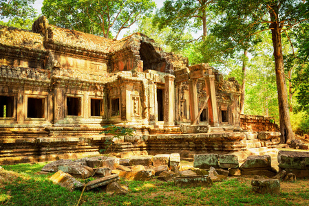 神秘的柬埔寨吴哥窟塔口入口的废墟
