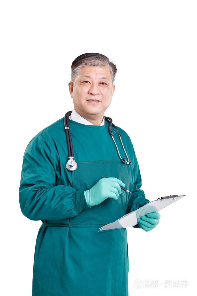 男外科医生用听诊器和剪贴板