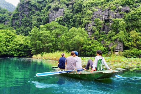 越南越东河沿岸乘船旅游的游客