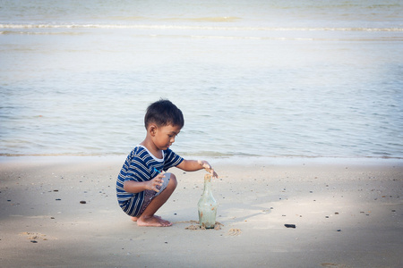 可爱的小男孩玩在海滩