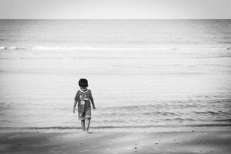 可爱的小男孩玩在海滩