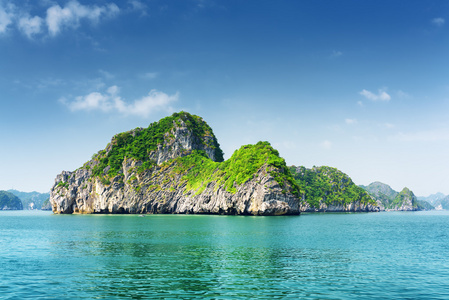 哈龙湾的岩石石质和蔚蓝的水景